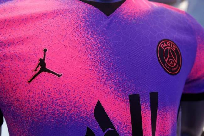 PSG presentó su nueva camiseta de otra dimensión