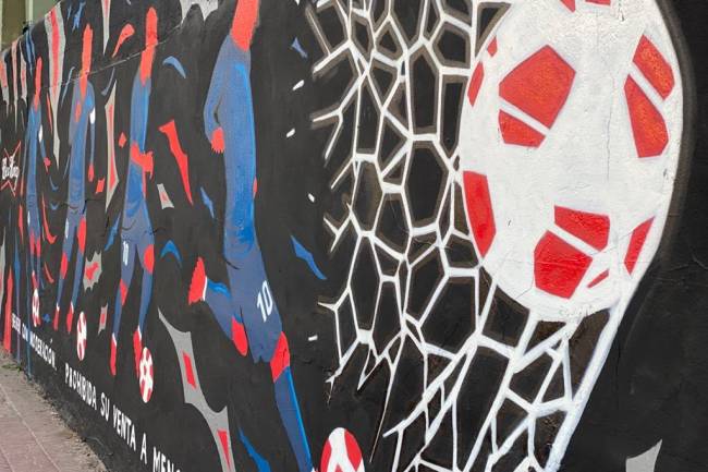 Budweiser homenajea a Messi a través de arte urbano en Peru Beach