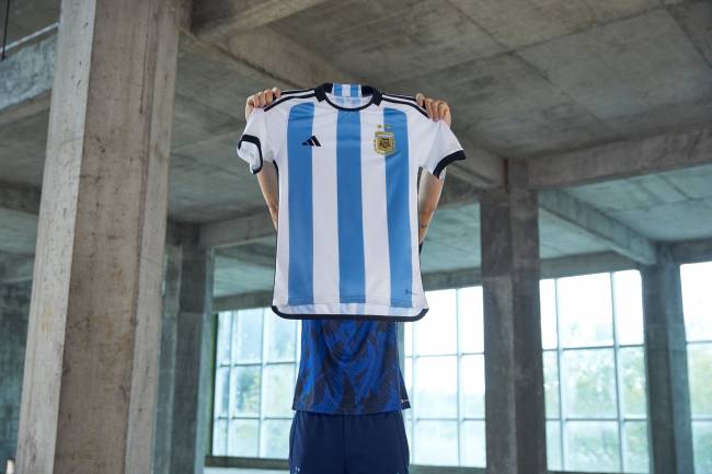 Adidas presentó la nueva camiseta titular de la Selección Argentina