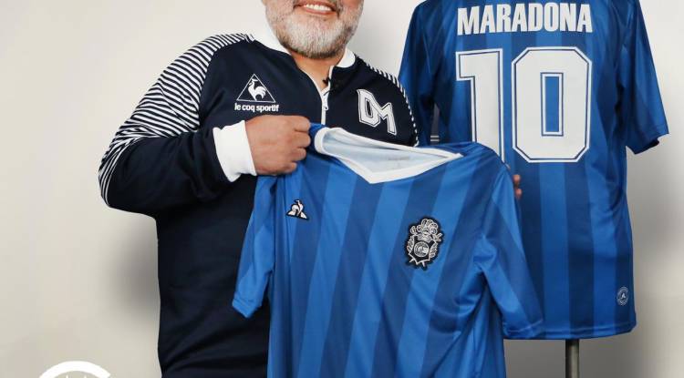 Le Coq Sportif y Gimnasia homenajean a Diego Maradona en su