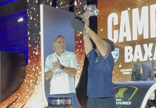 Rolando Schiavi le entregó el trofeo al nuevo campeón de la eLibertadores