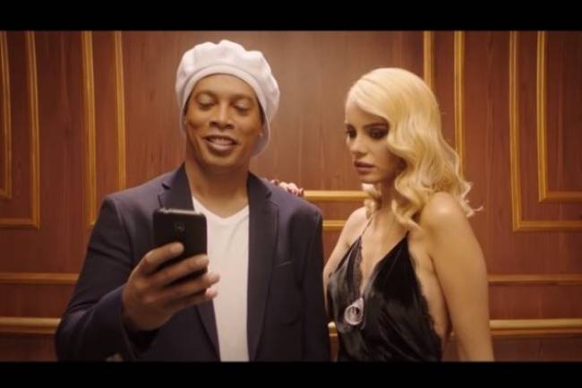 Ronaldinho protagoniza un nuevo comercial de una casa de apuestas