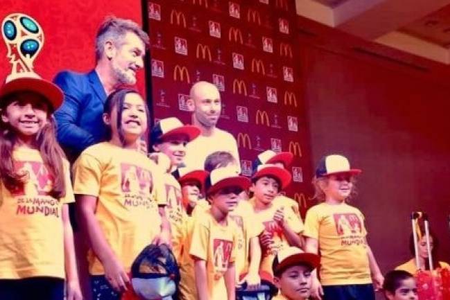 Mascherano met the 11 winners of McDonald's "On the World's Hand"