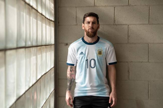 Adidas presenta la nueva camiseta titular de la Selección Argentina