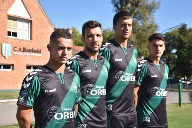 En la Copa de la Superliga, Hummel y Banfield presentaron su nueva camiseta