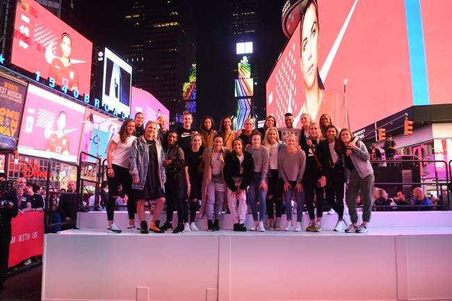 Nike despidió al equipo femenino estadounidense en el Time Square