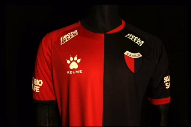 Kelme presentó la nueva camiseta titular de Colón