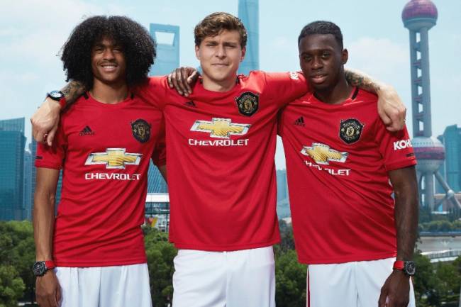 TAG Heuer honors Manchester United on the 20th anniversary of the triple crown