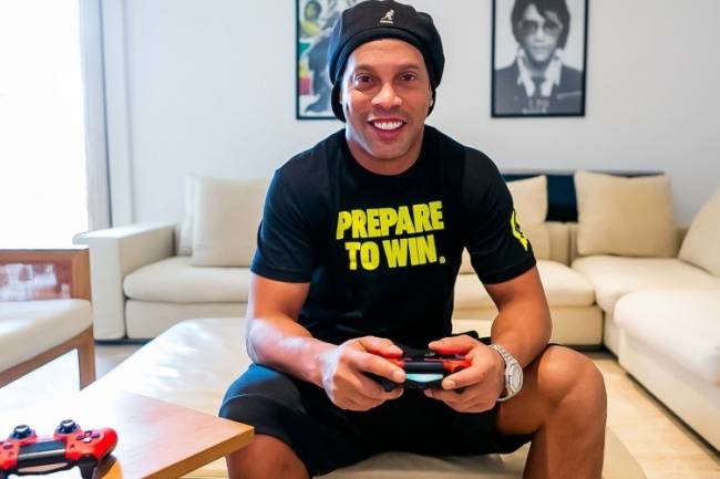 Ronaldinho se suma a la fiebre de los eSports