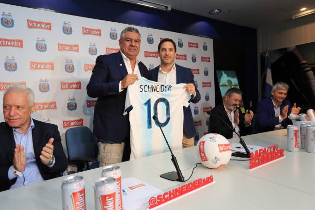 Schneider oficializó la firma del contrato de patrocinio con AFA