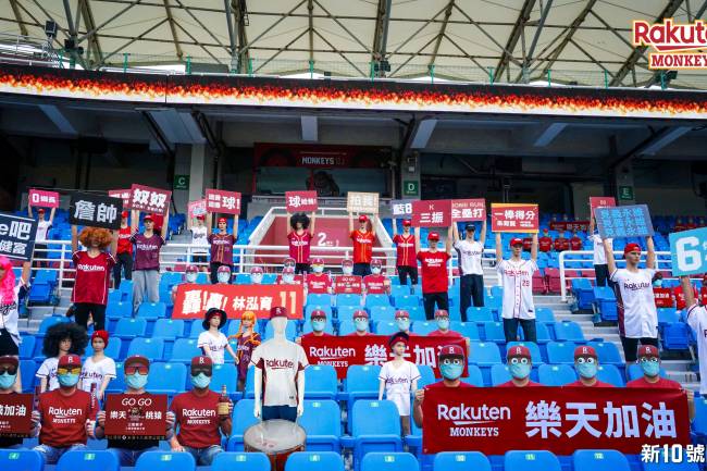 Rakuten will place 500 robotic mannequins to support his baseball team