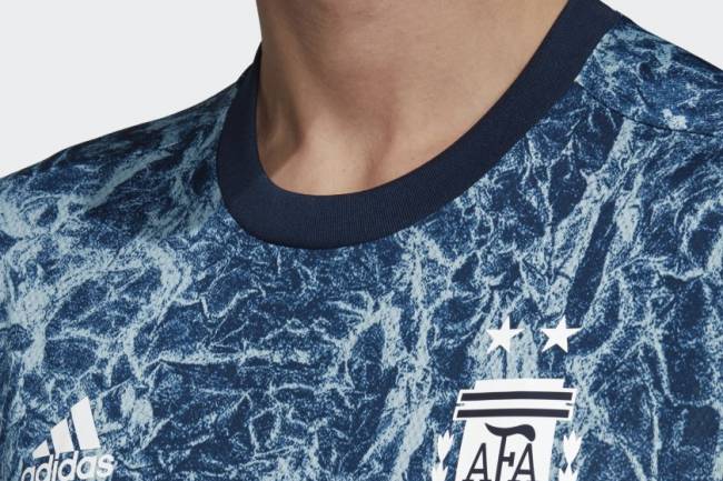 Adidas presenta la nueva camiseta prematch de Argentina