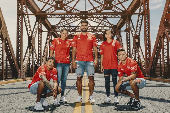 Puma presentó las nuevas camisetas de independiente