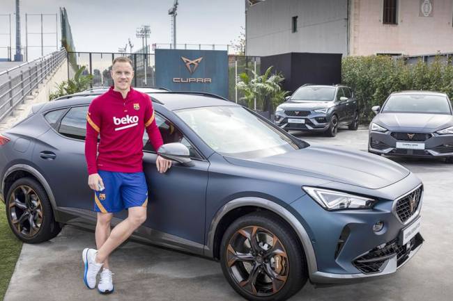 Jugadores del Barcelona presentan sus nuevos autos Cupra