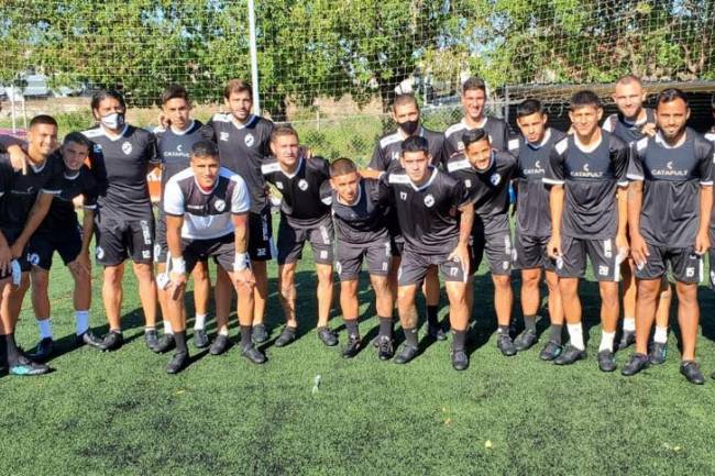 Umbro apoya a Claypole en su partido contra Boca Juniors 