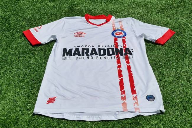 Maradona, Argentinos Juniors y Amazon; un patrocinio diferente en el fútbol argentino