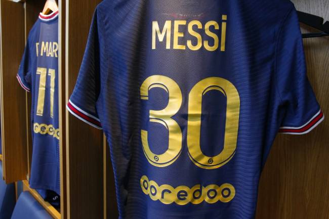 PSG pays tribute to Messi, on and off the courts