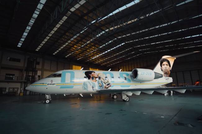 Se presentó el avión en homenaje a Diego Maradona