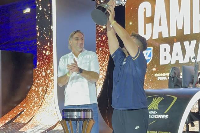 Rolando Schiavi le entregó el trofeo al nuevo campeón de la eLibertadores