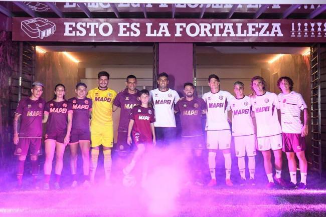 Lanús presentó su nueva indumentaria Errea para el 2023