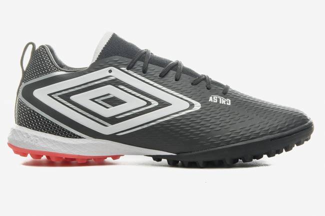 Umbro lanza su nuevo botín para césped sintético: ASTRO