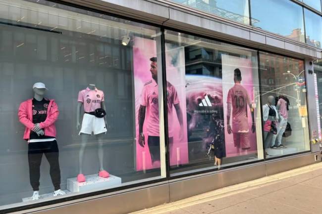 Las tiendas Adidas de Nueva York ya lucen imágenes de Messi con la camiseta de Inter Miami.