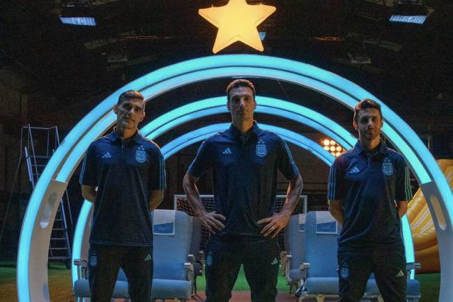 El cuerpo técnico de la selección argentina protagonistas del nuevo video de Aerolíneas Argentinas