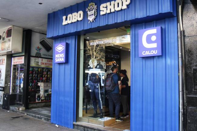 Gimnasia inauguró la primera franquicia su tienda oficial, el Loboshop