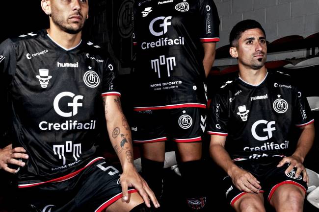 Hummel y Chacarita presentan una nueva camiseta.