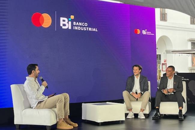 Diego Forlán and Cafú surprised Guatemalan cardholders