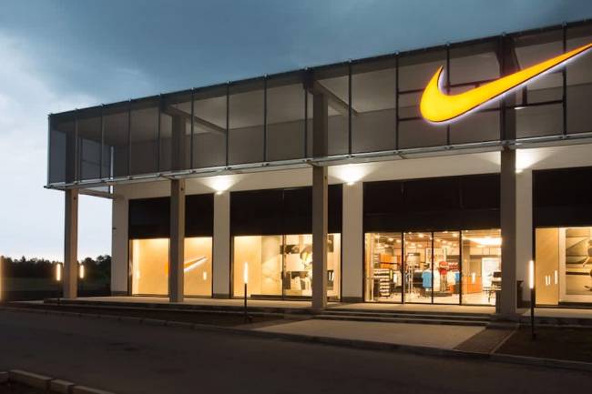 Nike sufre la peor caída en sus acciones en 23 años