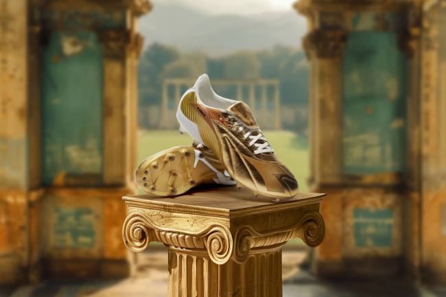 Diadora lanza una edición especial dorada de sus botines Maximus