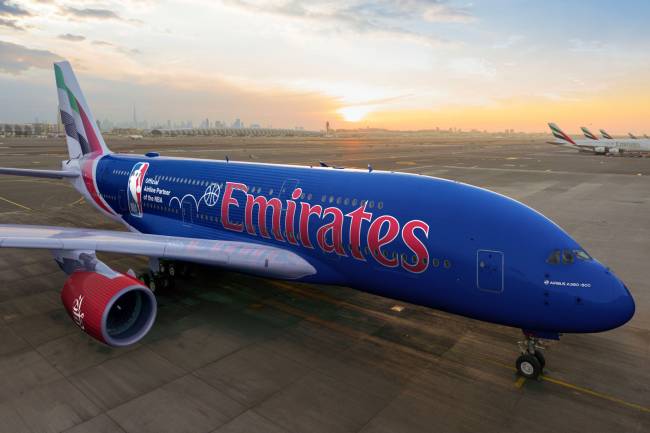 Emirates presentó un avión con un diseño exterior dedicado a la NBA