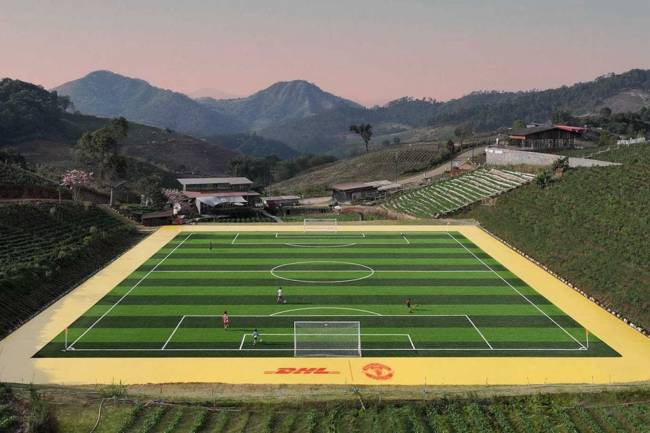  DHL y Manchester United entregaron una cancha de fútbol profesional en Tailandia
