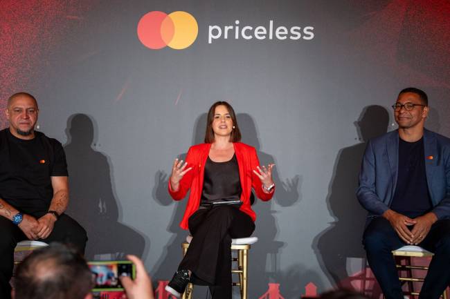 Roberto Carlos y Gilberto Silva sorprendieron a los invitados de Mastercard en Budapest