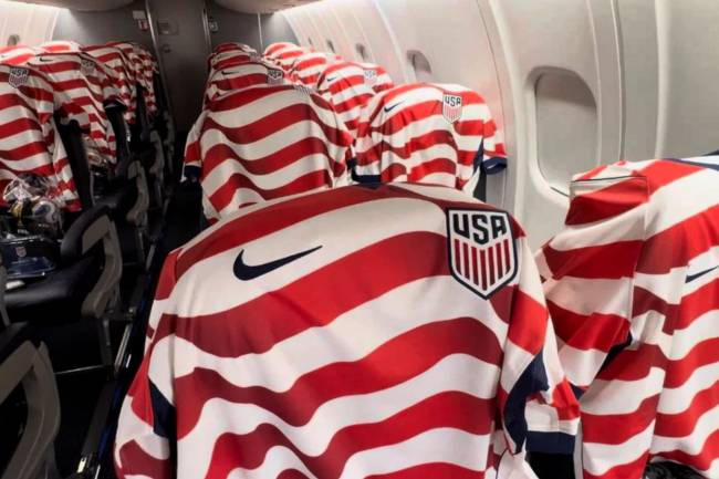 American Airlines regaló camisetas de Estados Unidos a sus pasajeros