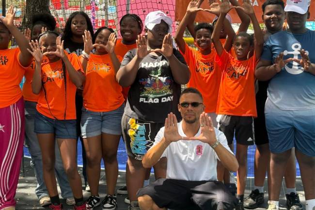Kieran Gibbs compartió un momento único con niños de Miami