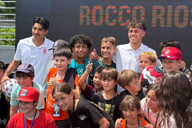 Rocco Ríos y Noah Allen sorprendieron a niños de Miami en la previa de España-Francia