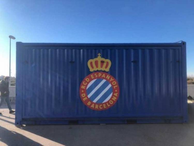 Espanyol convierte un conteiner en una tienda móvil