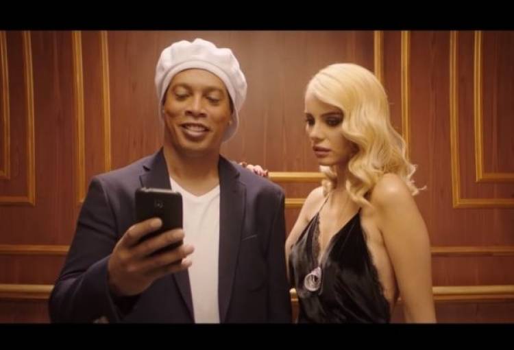 Ronaldinho stars a new commercial of a betting house