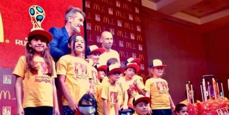 Mascherano met the 11 winners of McDonald's "On the World's Hand"