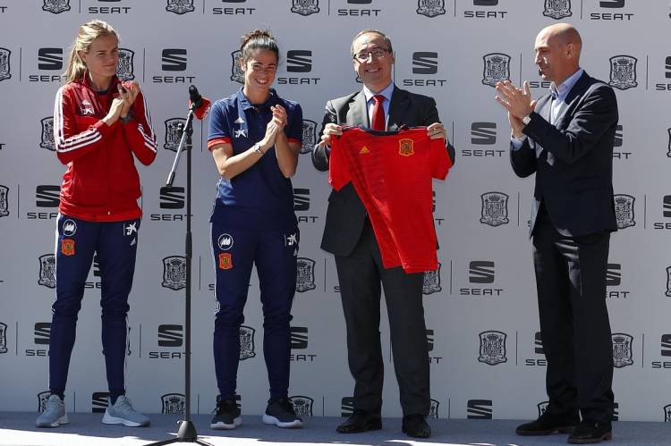 Seat officializes its sponsorship with the Spanish women's soccer team