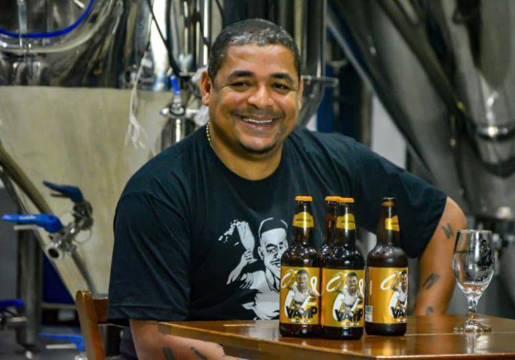 El ex futbolista brasileño Vampeta lanza su propia cerveza