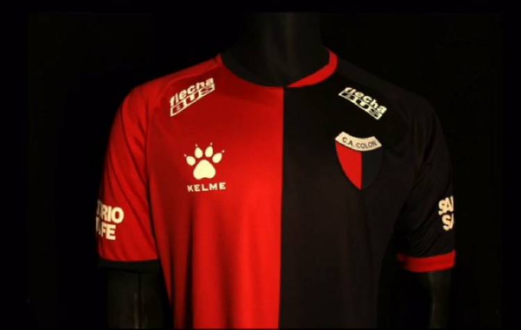 Kelme presentó la nueva camiseta titular de Colón