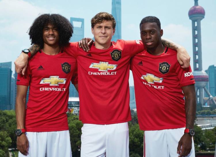 TAG Heuer honors Manchester United on the 20th anniversary of the triple crown