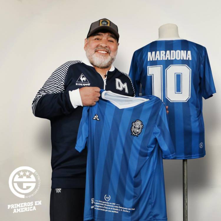 Le Coq Sportif y Gimnasia homenajean a Diego Maradona en su cumpleaños 59