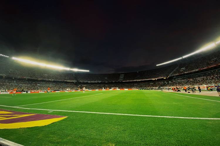 River Plate presentó la nueva luminaria del Monumental