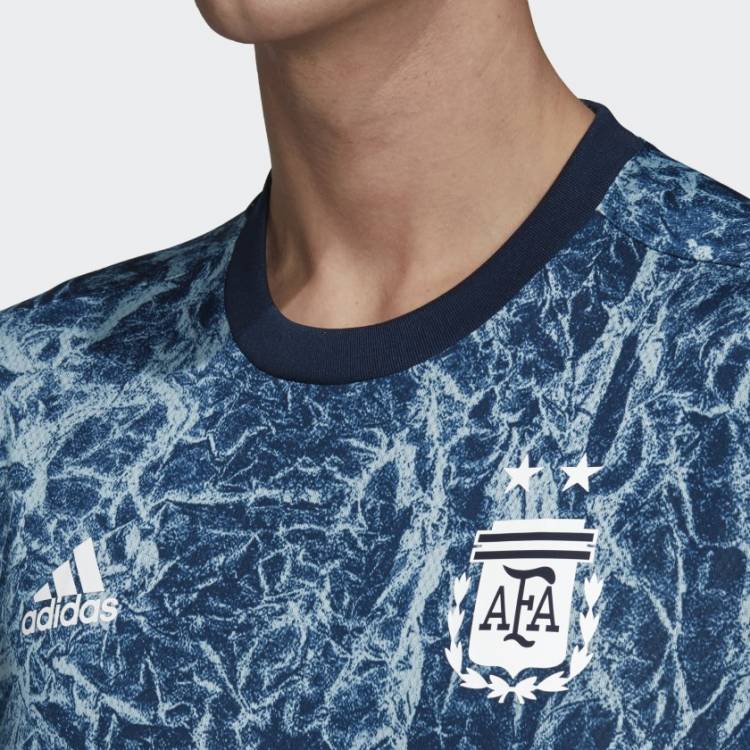 Adidas presenta la nueva camiseta prematch de Argentina