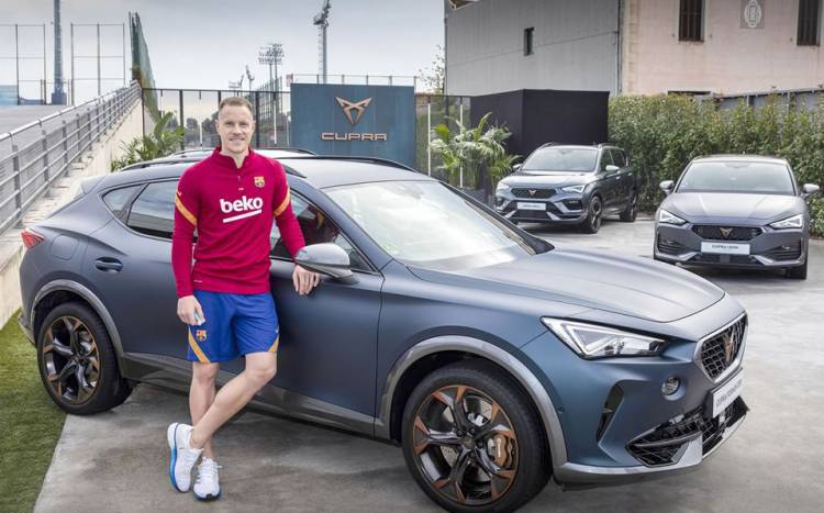 Jugadores del Barcelona presentan sus nuevos autos Cupra