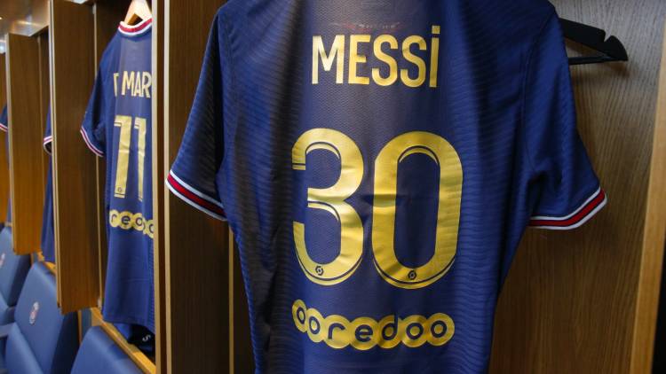 PSG pays tribute to Messi, on and off the courts